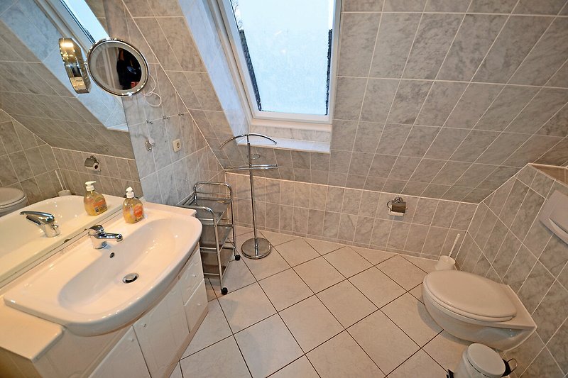 Ein modernes Badezimmer mit  Spiegel und Toilette.