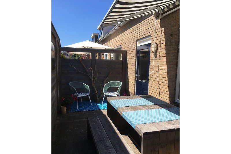Op het privé terras kunt u heerlijk in de zon zitten of in de schaduw natuurlijk als u het zonnescherm uitdraaid.