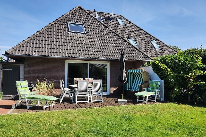 Gemütliche Terrasse mit Blick auf den Garten und Möbel.