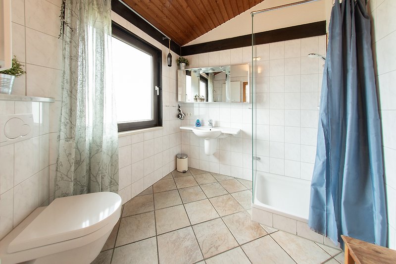 Modernes Badezimmer , Dusche und Fenster.