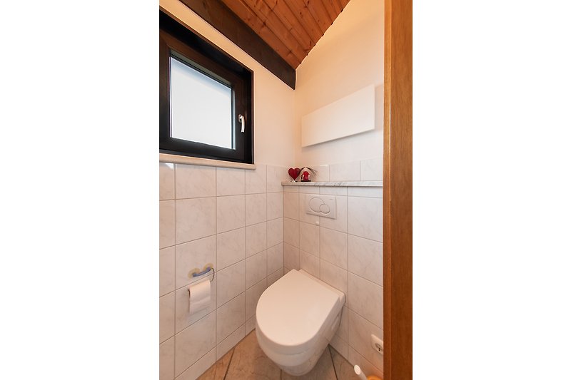 Badezimmer mit Fenster und Toilette - entspannen Sie in diesem modernen Raum!