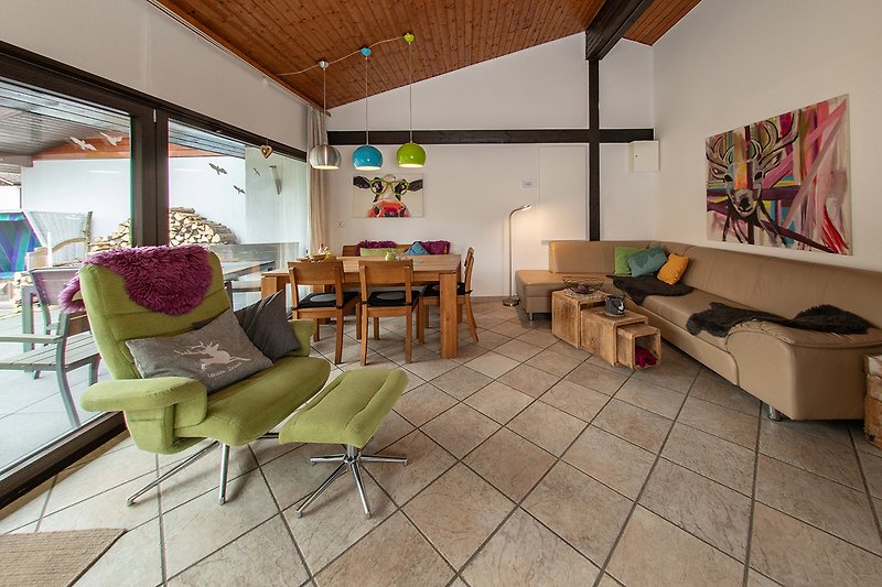 Stilvolles Wohnzimmer mit Kunst und Holzmöbeln. Gemütliche Atmosphäre.