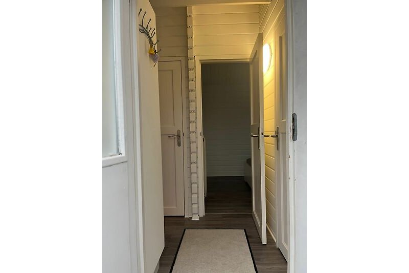 Schöne Holztür mit elegantem Griff in einem modernen Haus.