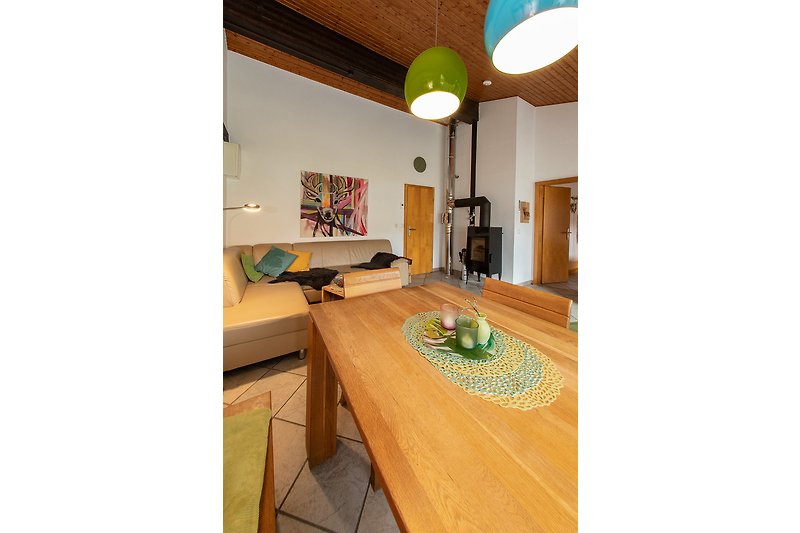 Wohnzimmer mit Holzmöbeln und Pflanzen. Gemütliche Atmosphäre.