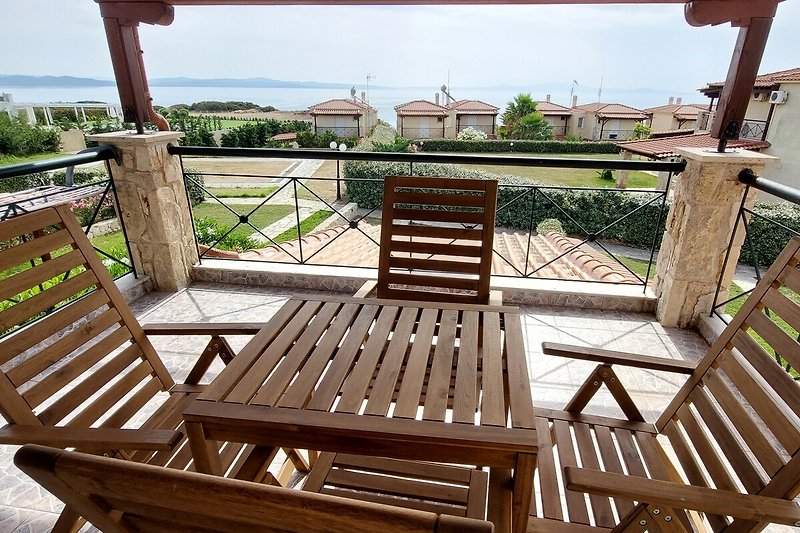 Schnöner Balkon mit Blick auf das Meer.