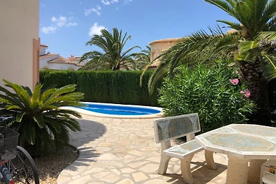 Villa mit Pool 500 m vom Sandstrand
