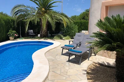 Villa mit Pool 500 m vom Sandstrand