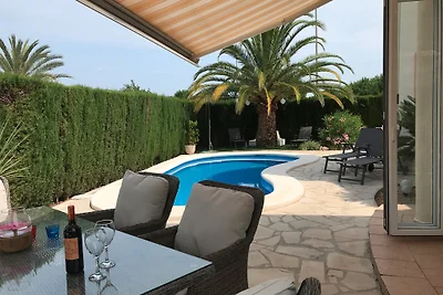 Villa mit Pool 500 m vom Sandstrand
