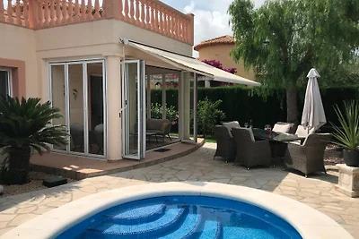 Villa mit Pool 500 m vom Sandstrand