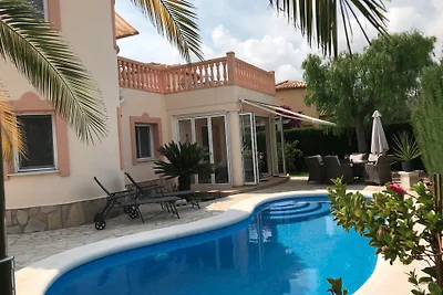 Villa mit Pool 500 m vom Sandstrand