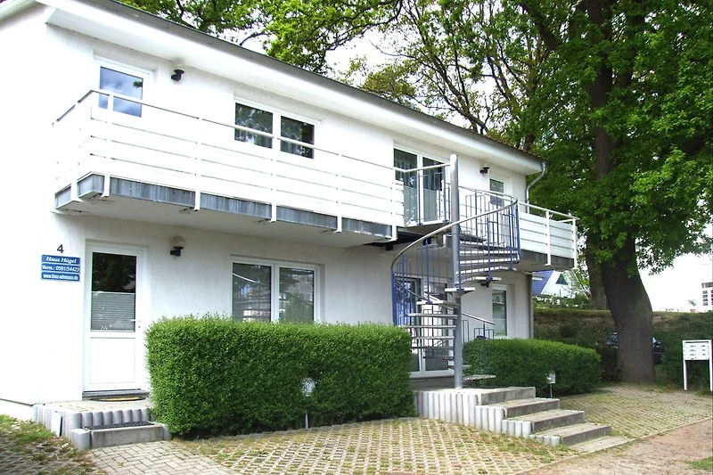 Haus Hügel is een historisch herenhuis in Essen, Duitsland, gebouwd in de 19e eeuw. Het was de residentie van de familie Krupp, een prominente industriële familie bekend om hun staalproductie. Het huis is omgeven door uitgestrekte tuinen en biedt een pano