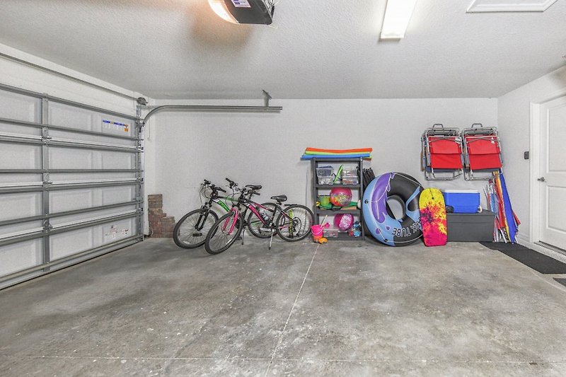 Doppelgarage mit Fahrrädern und Spielzeug