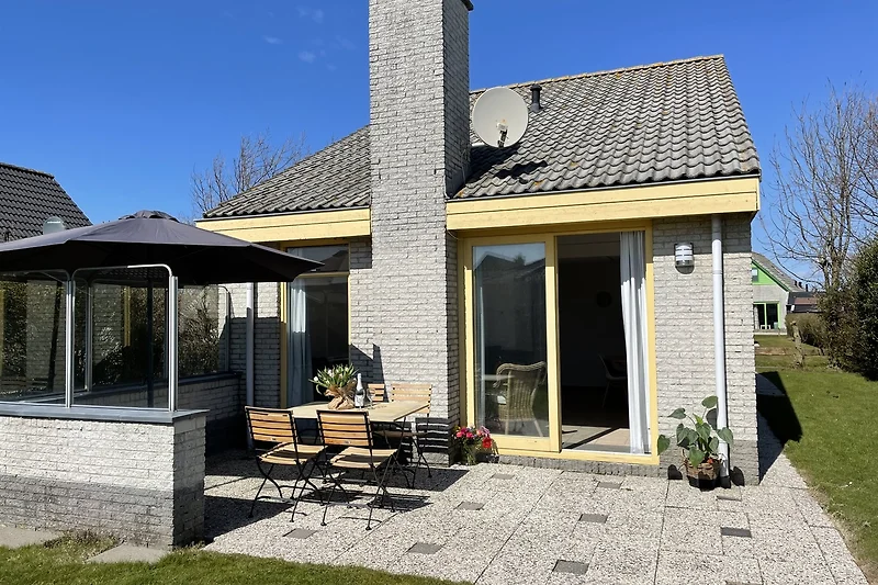 Großer Balkon, viel Tageslicht und hochwertige Fassadenmaterialien.