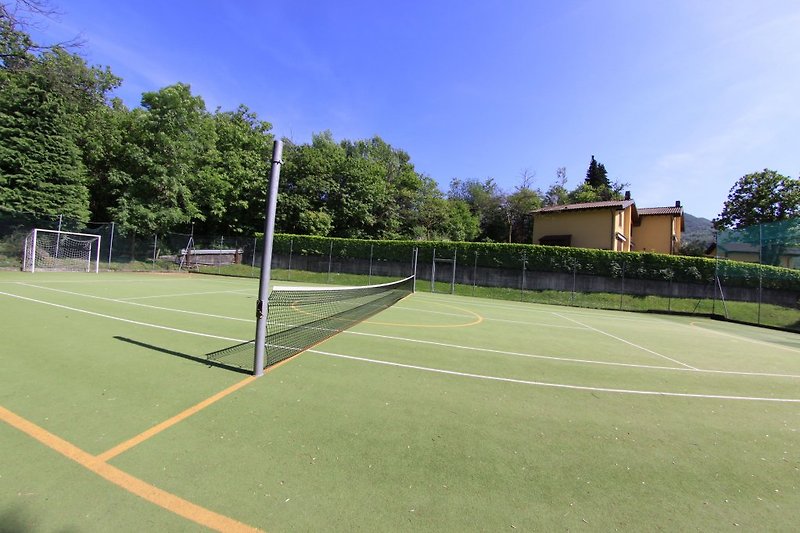 Tennis / Fussballplatz
