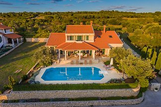 ZD4 BELLE VILLA AVEC PISCINE KARI