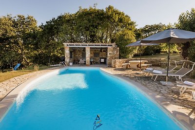 Villa rustica Vigini con piscina per un massi...