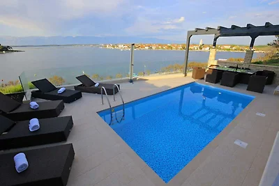Brandneue, fantastische Villa am Meer mit Poo...