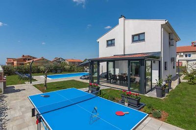 Family villa with pool close to Porec