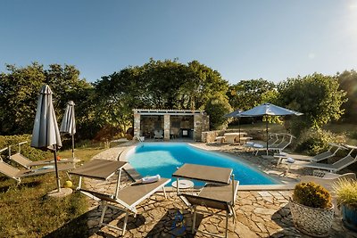 Villa rustica Vigini con piscina per un massi...