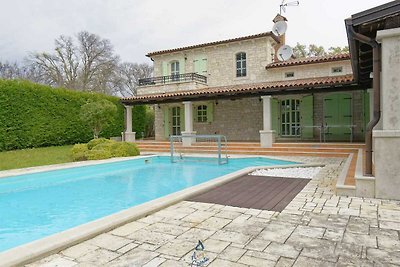 Luxuriöse 4-Schlafzimmer-Villa mit Pool, eige...