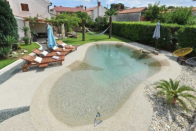 Schöne Villa mit Pool in Strandnähe