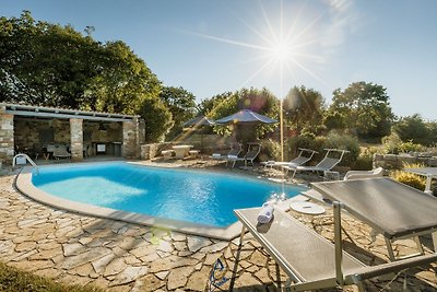 Villa rustica Vigini con piscina per un massi...