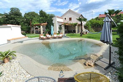 Schöne Villa mit Pool in Strandnähe