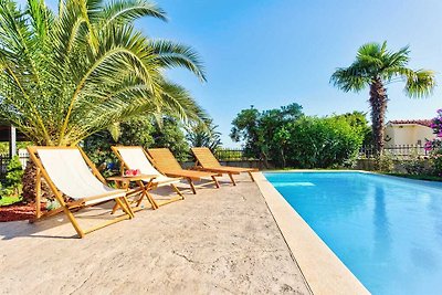 Charming 3 bedroom villa with pool surrounded...