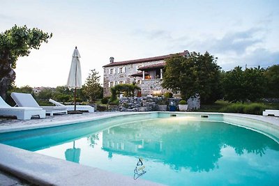 Grosses Grundstück mit Pool und absoluter...