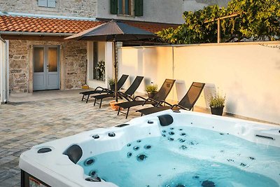 Villa con 2 camere da letto, piscina, jacuzzi...