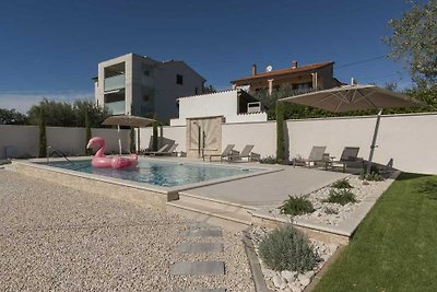 Amazing villa with pool only 2 km from the...