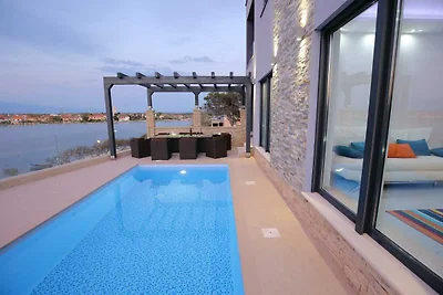 Brandneue, fantastische Villa am Meer mit Poo...