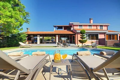 Wunderschöne 5-SZ-Villa mit privatem beheizba...