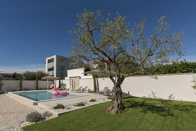 Amazing villa with pool only 2 km from the...