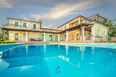 Luxuriöse 4-Schlafzimmer-Villa mit Pool, eige...