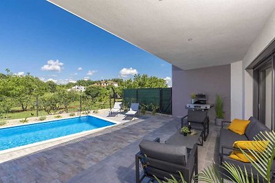 Modern eingerichtete Villa mit Pool