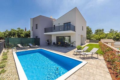 Modern eingerichtete Villa mit Pool