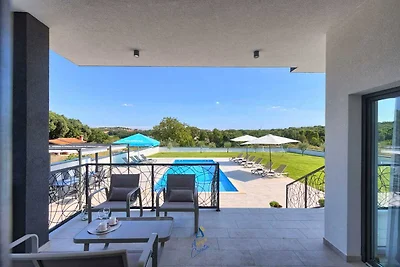 Moderne 6-SZ-Villa für 12+2 mit Pool in der N...