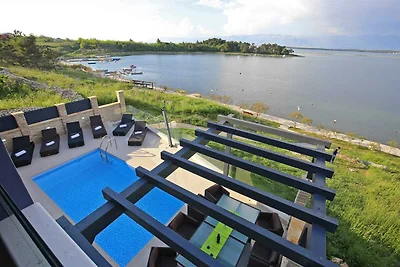 Brandneue, fantastische Villa am Meer mit Poo...