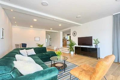 Moderne 6-SZ-Villa für 12+2 mit Pool in der N...