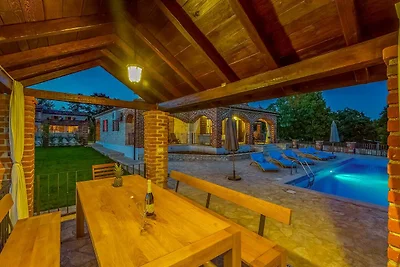 4 Schlafzimmer Villa mit Pool und extra gross...