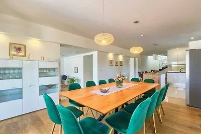 Moderne 6-SZ-Villa für 12+2 mit Pool in der N...