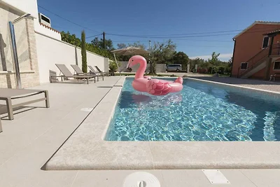 Erstaunliche Villa mit Pool nur 2 km vom Stra...