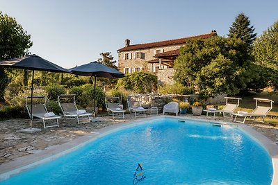 Villa rustica Vigini con piscina per un massi...