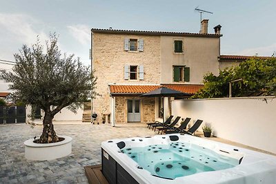 Villa con 2 camere da letto, piscina, jacuzzi...