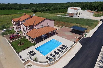 Great family villa with pool close to Novigra...