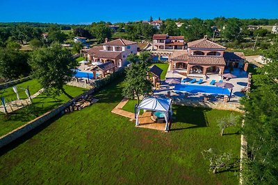 Villa con 4 camere da letto, piscina e giardi...