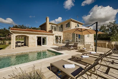 Charmante Villa mit 4 Schlafzimmern und behei...