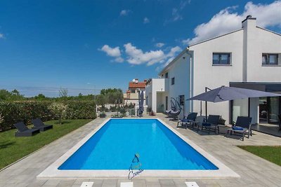 Family villa with pool close to Porec