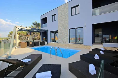 Brandneue, fantastische Villa am Meer mit Poo...